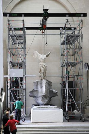 Colocación de la Victoria de Samotracia en su ubicación en el Louvre.