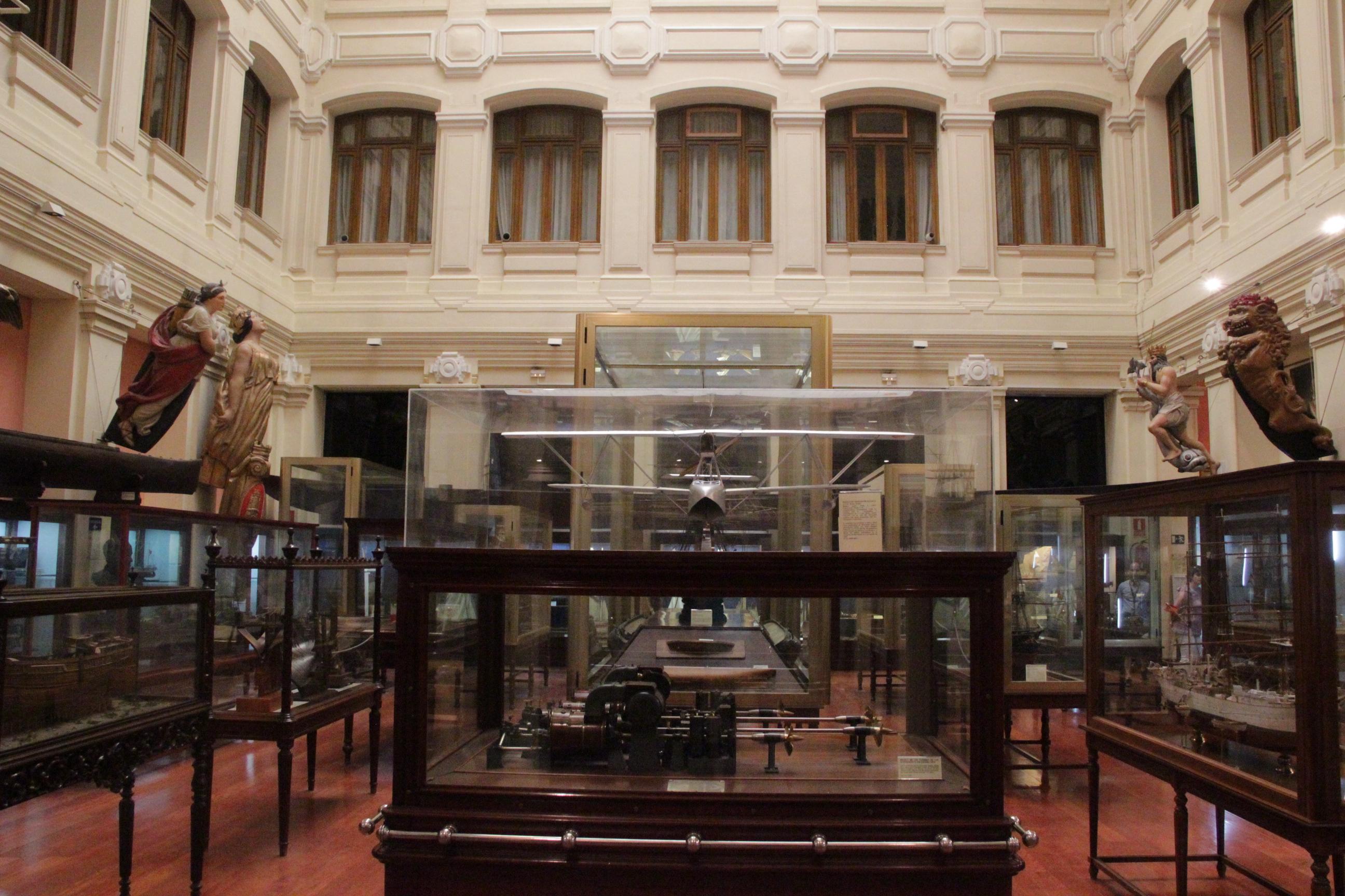 Vista de uno de los patios del Museo Naval.