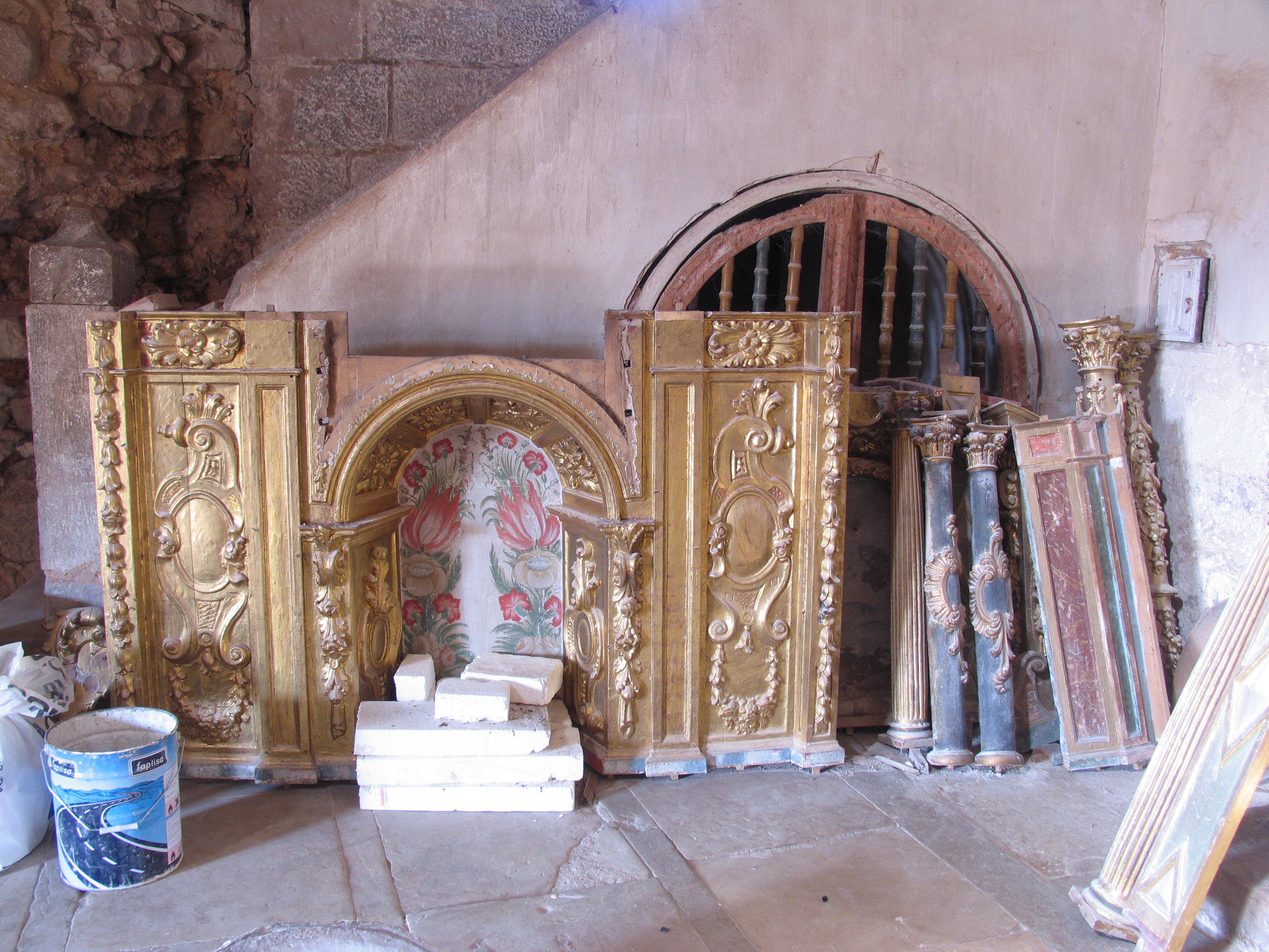 Vega del Bur. Retablo desmontado al fondo de la iglesia, esperando tiempos mejores.