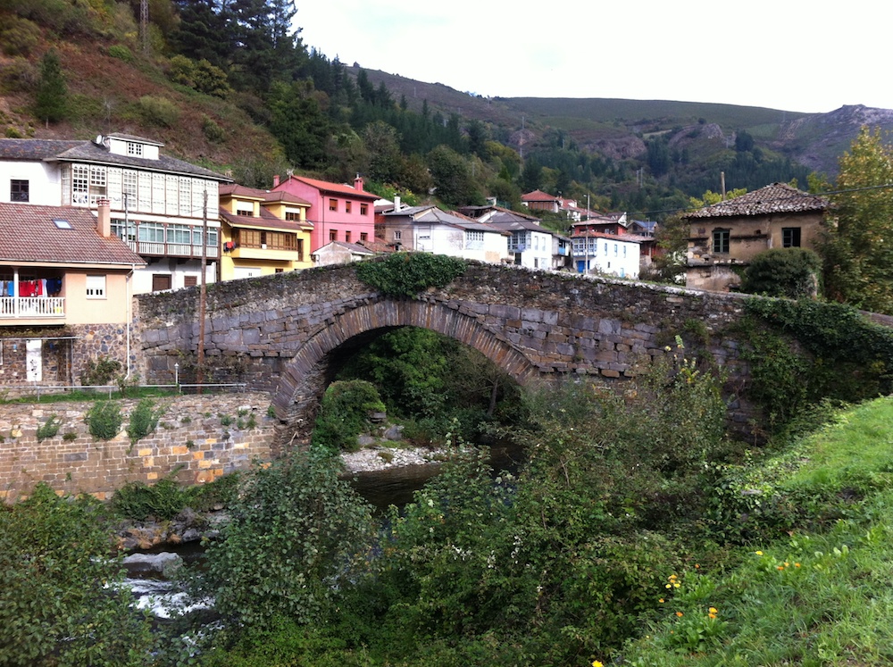 Puente medieval que une el pueblo de Corias con el Monasterio