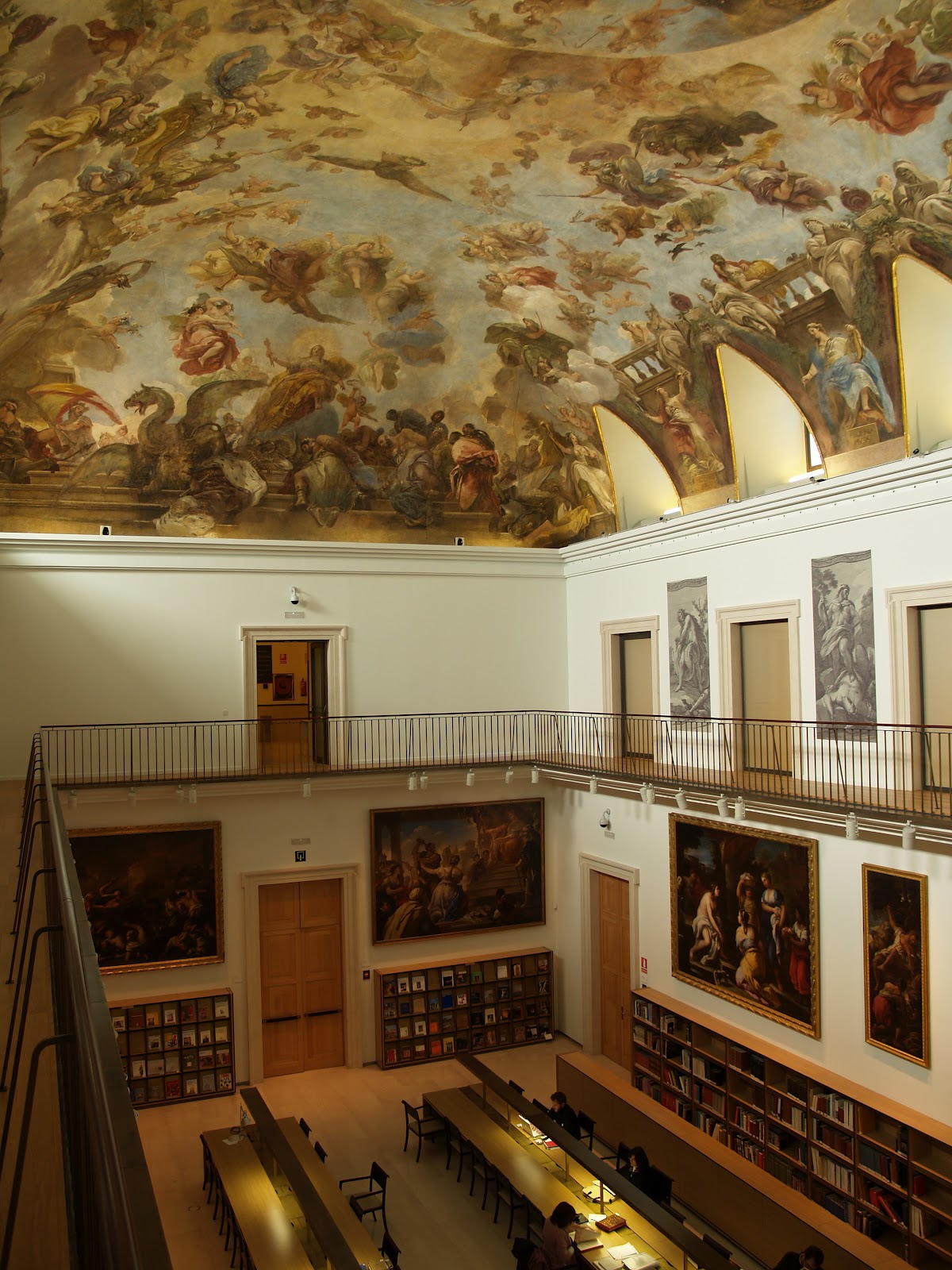 Vista de la sala de lectura de la Biblioteca del Museo del Prado desde la parte superior.