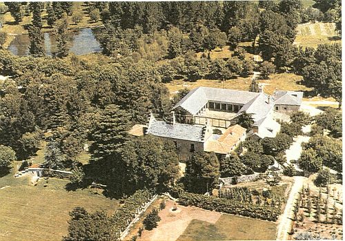 Vista aérea de La Fresneda. En ésta es posible ver la Casa del Rey con su cubierta a dos aguas escalonada y la  Casa de los Monjes, en forma de “U” y con el patio de columnas toscanas. Asimismo es posible ver uno de los estanques que forman parte de la propiedad.