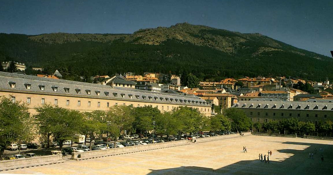 Vista de la Casa de Infantes, a la izquierda, y de Ministerios, a la derecha.