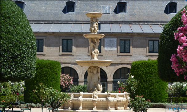 Fuente del Águila, anteriormente en la Casa de Campo de Madrid, situada en el patio central de la Casa de la Compaña.