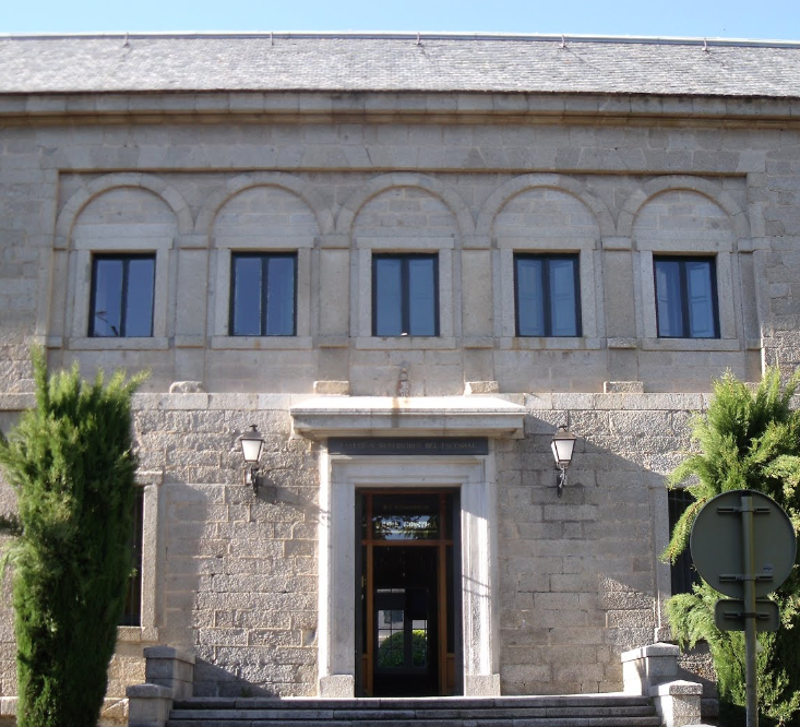 Entrada en la actualidad del Real Centro Universitario Escorial-María Cristina, antigua Casa de la Compaña.