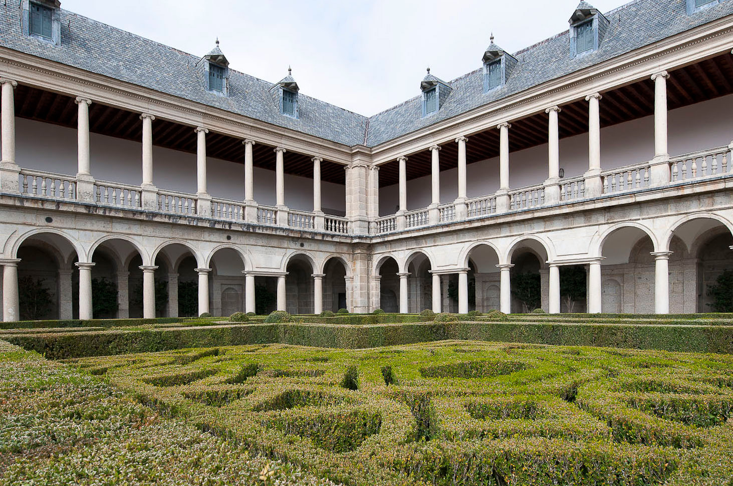 Vista de los jardines de la Galería de Convalecientes.