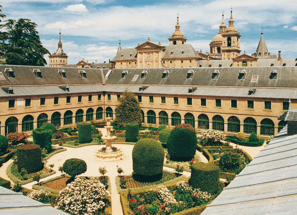 Patio principal del Real Centro Universitario Escorial-María Cristina. Uno de los patios que componían la antigua Casa de la Compaña.