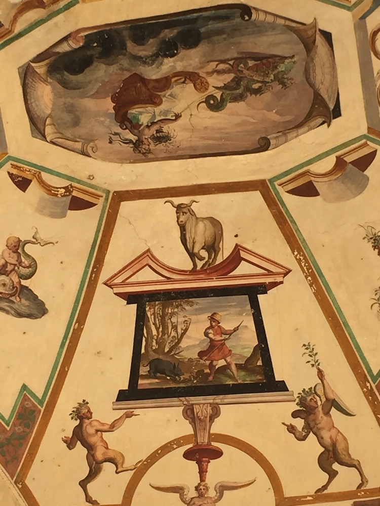 Detalle de uno de los frescos cercanos a la capilla en la que se puede ver la representación de la famosa "vaquita".