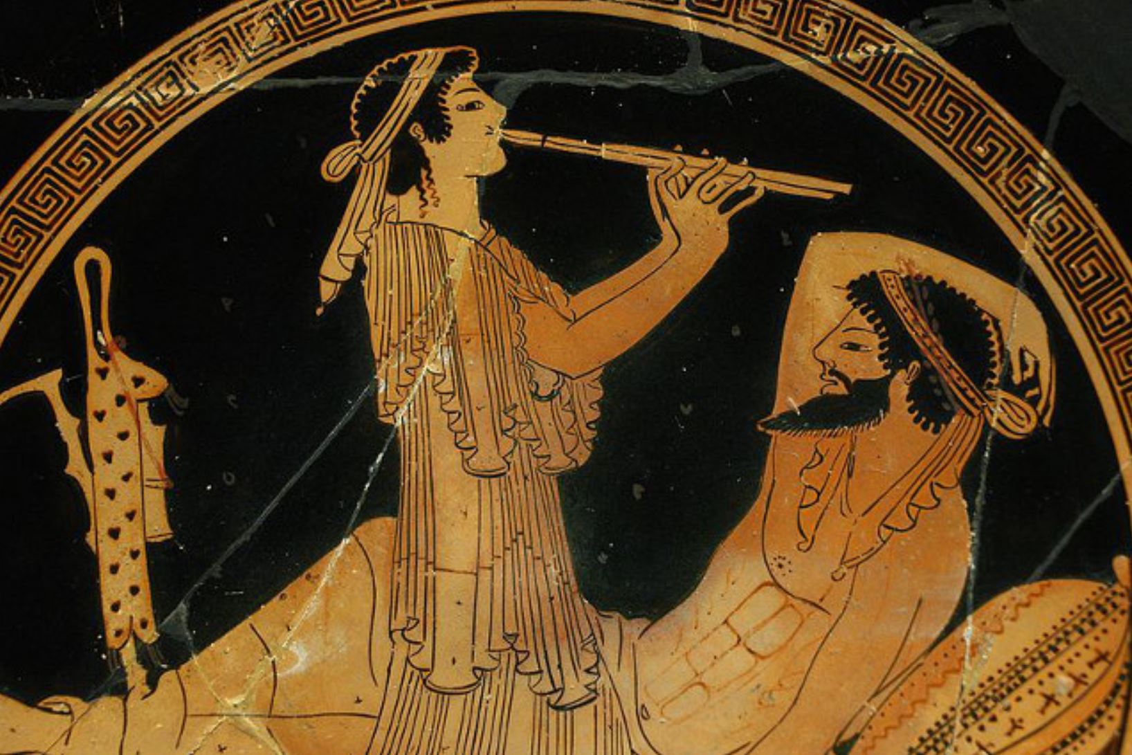 Cerámica griega en la que aparece representado un flautista tocando.