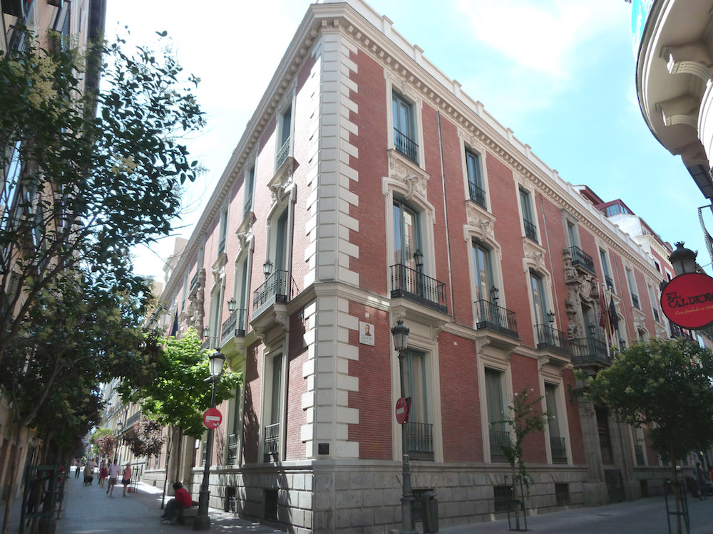 Vista del Palacio de Santoña en el que se pueden apreciar las dos portadas.