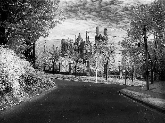 Vista de Casa Loma hacia 1930.