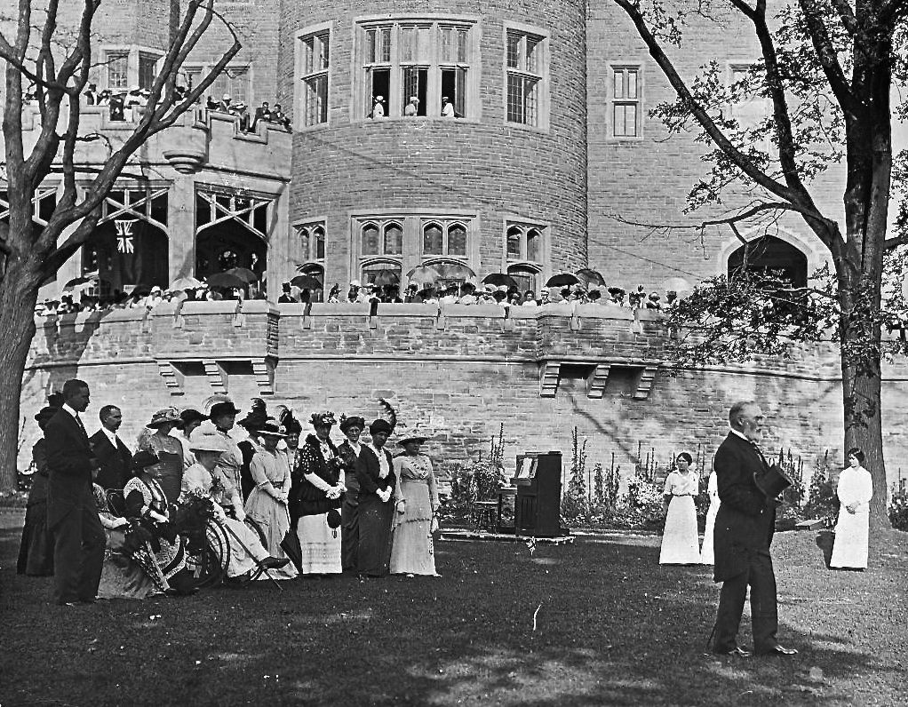 Fiesta en los jardines de Casa Loma. City of Toronto Archives Fonds 1244 item 4049.