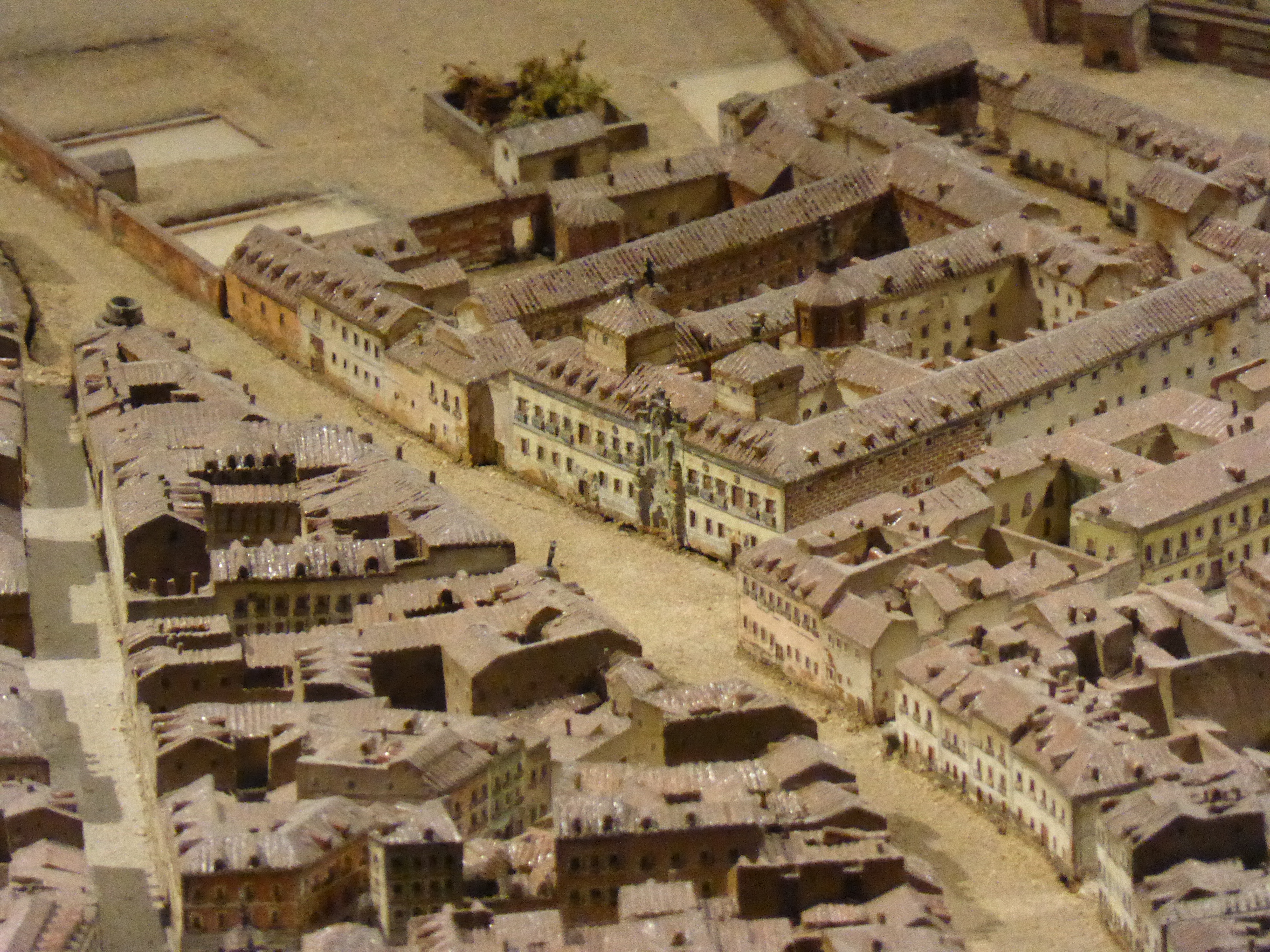 León Gil de Palacios: Maqueta de Madrid en donde se aprecia el antiguo Hospicio de la calle Fuencarral, a su lado las casas donde se estableció la Real Fábrica de Relojes.