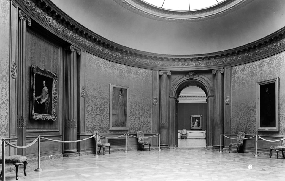La sala oval en 1935 con el Velázquez presidiéndola.