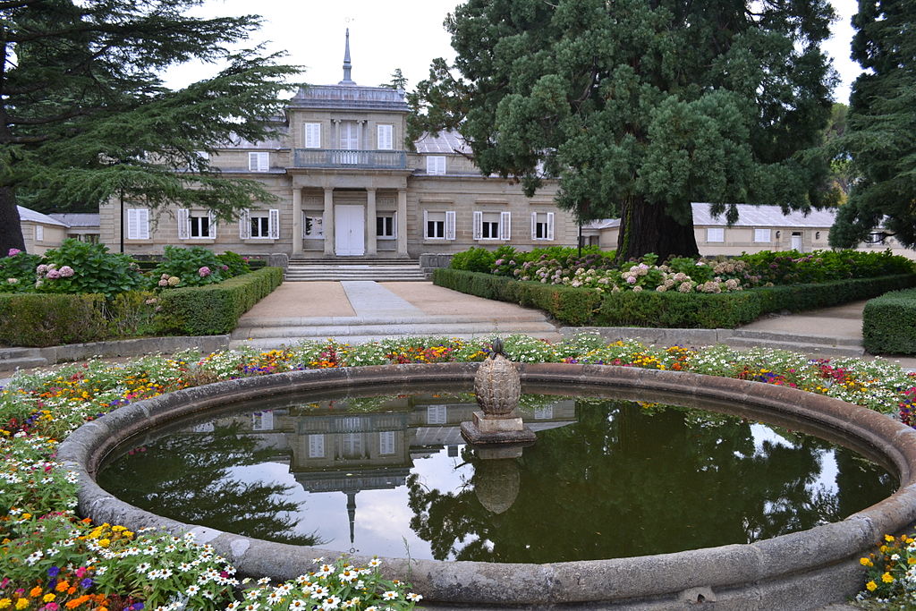 Vista exterior con los jardines de la Casita del Príncipe de El Escorial.