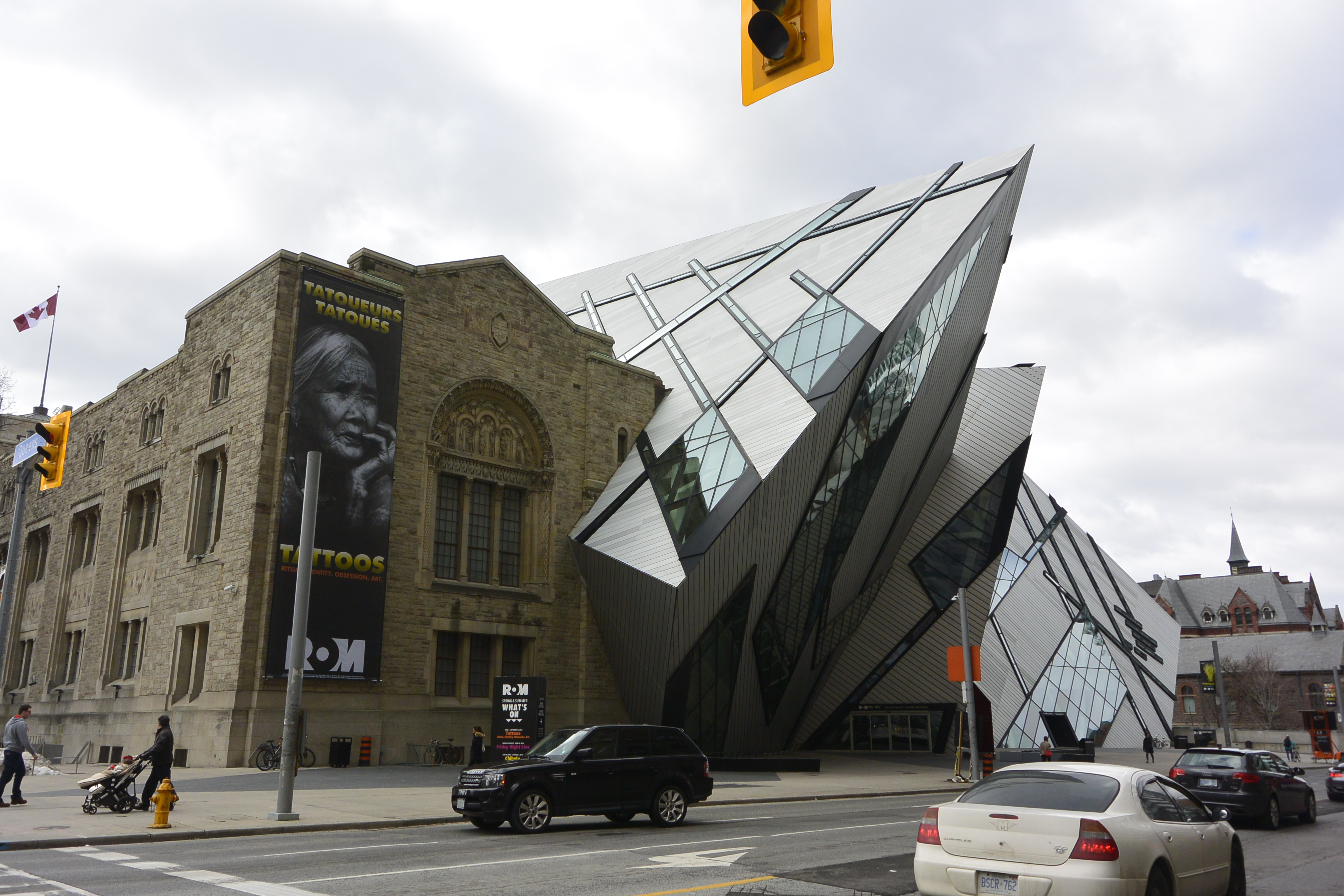 Fachada tras la ampliación del Royal Ontario Museum, Toronto.