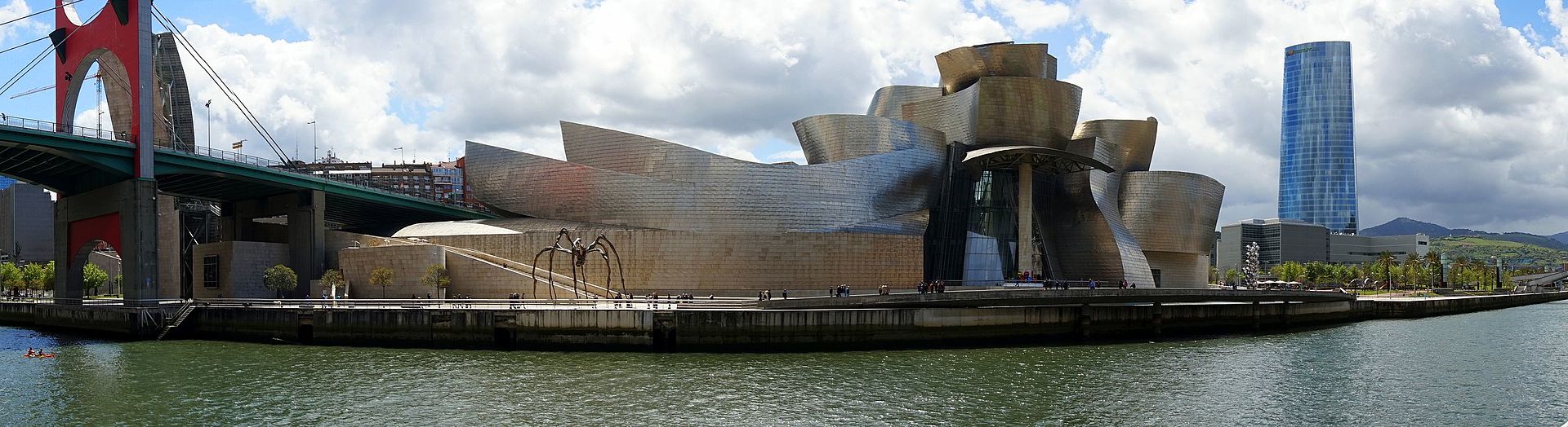 Exterior del Guggenheim de Bilbao desde la ria.