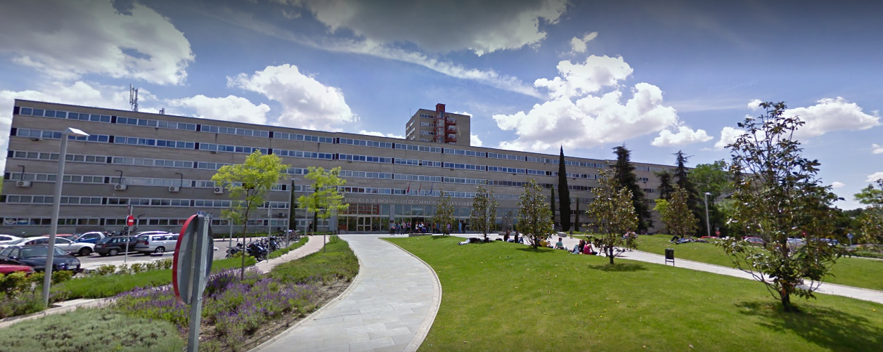 Vista de la Escuela de Ingenieros de Caminos, Canales y Puertos en el Campus de la Universidad Complutense de Madrid.