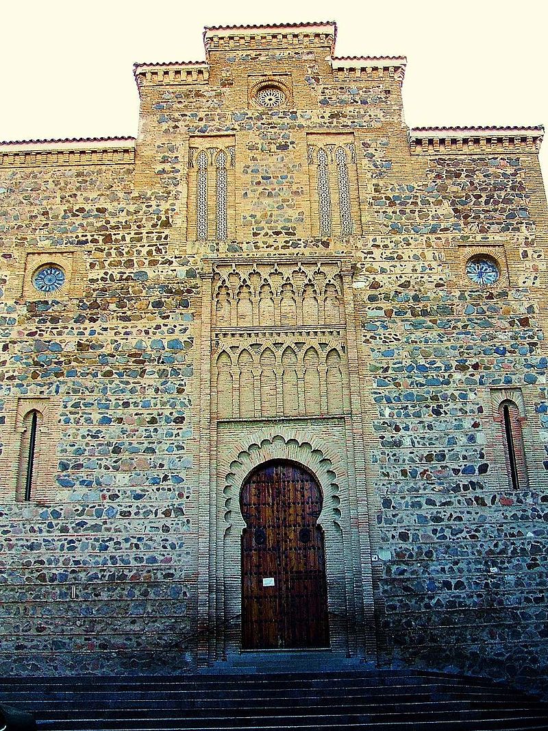 Imagen de una de las fachadas laterales de Santiago del Arrabal. Foto: Wikimedia Commons.