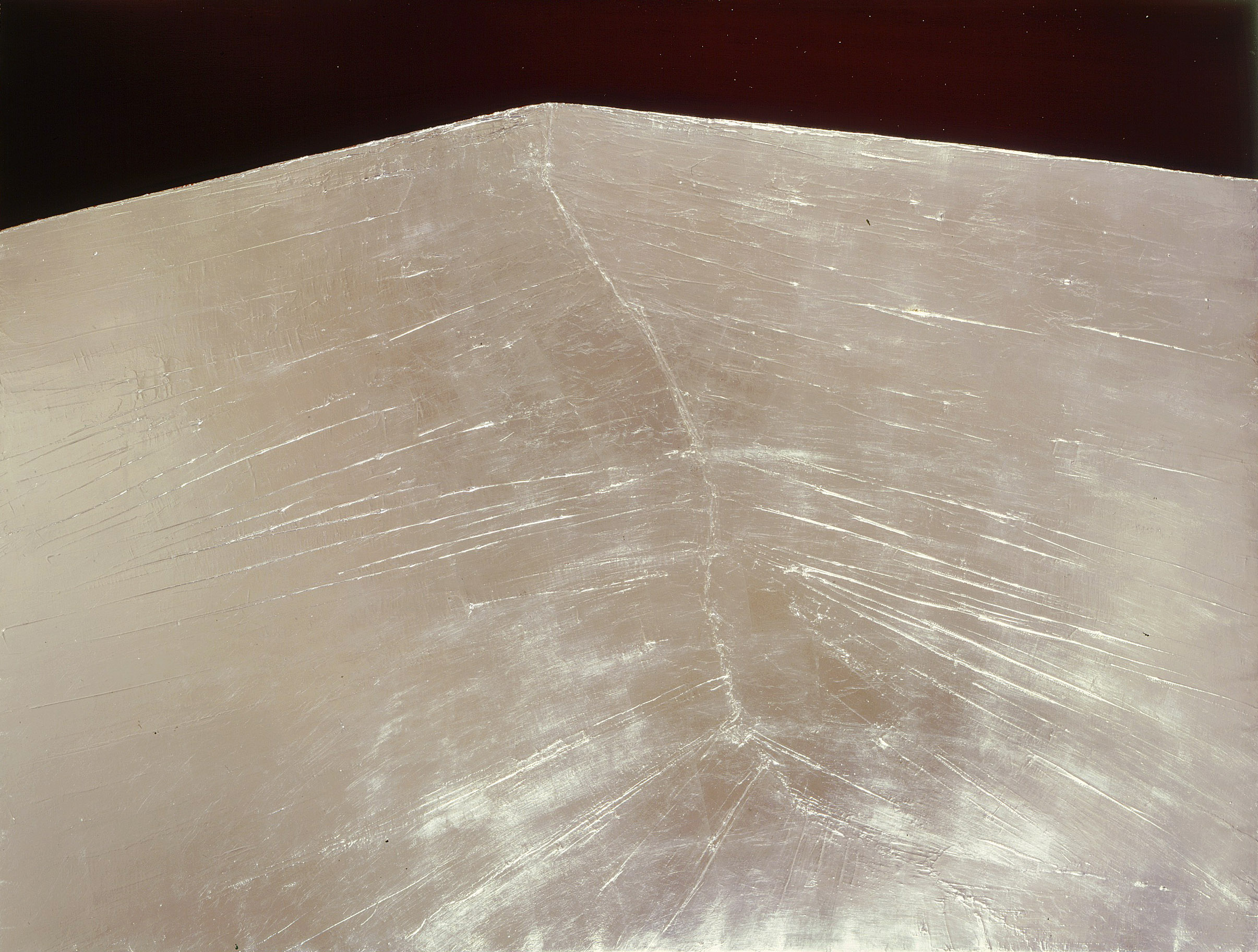 Anna-Eva Bergman: N°46-1971 Cresta de montaña II, 1971, 150 X 200 cm, acrílico y láminas de plata sobre óleo. Foto: Fundación Hartung Bergman.