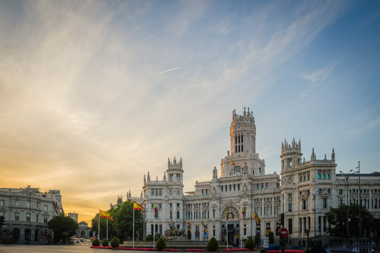 El centenario del Palacio de Cibeles se celebra con una gran verbena